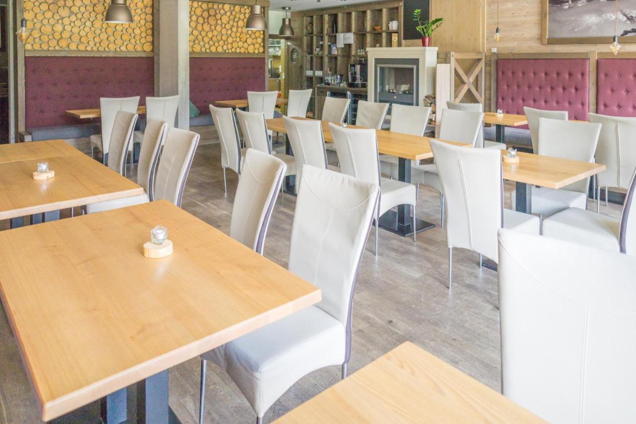 Praga Apartments & Restaurant Zell Am See-Kaprun ピーゼンドルフ エクステリア 写真