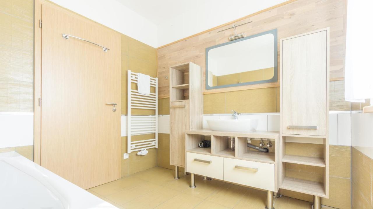 Praga Apartments & Restaurant Zell Am See-Kaprun ピーゼンドルフ エクステリア 写真