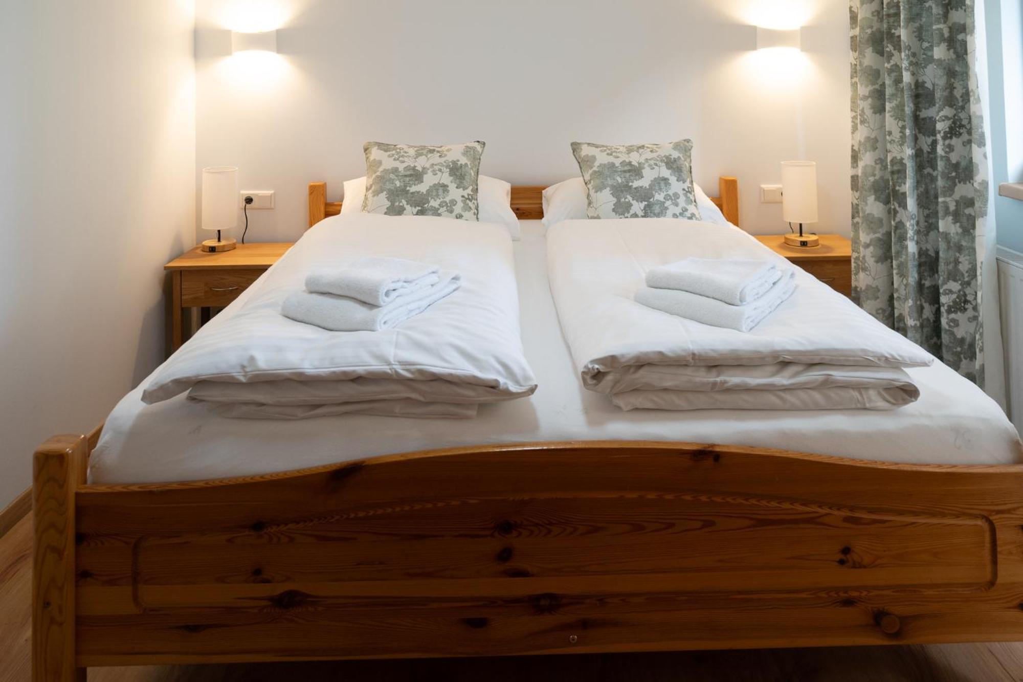 Praga Apartments & Restaurant Zell Am See-Kaprun ピーゼンドルフ エクステリア 写真